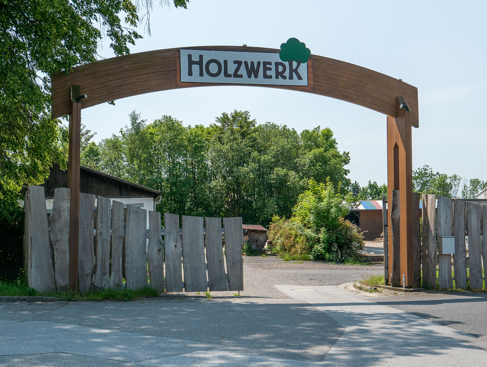 Einfahrt zum HolzWerk